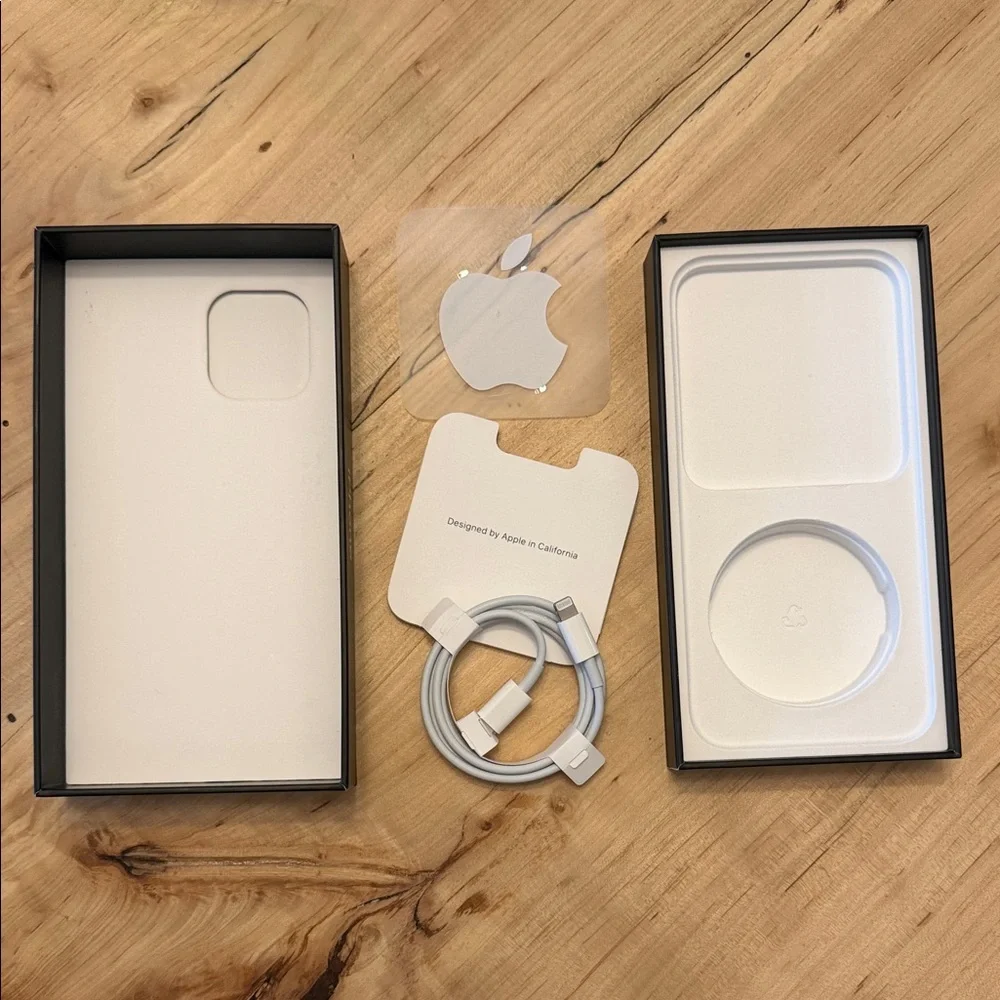 Apple Lightning to USB-C Cable in White with Packaging Inserts